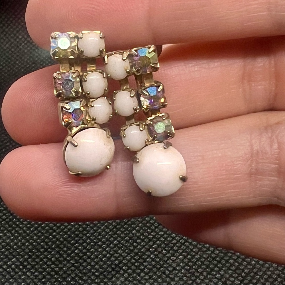 Vintage Gold Tone‎ Milk Glass & AB Rhinestone Crystal Screwback Earrings Jewelry